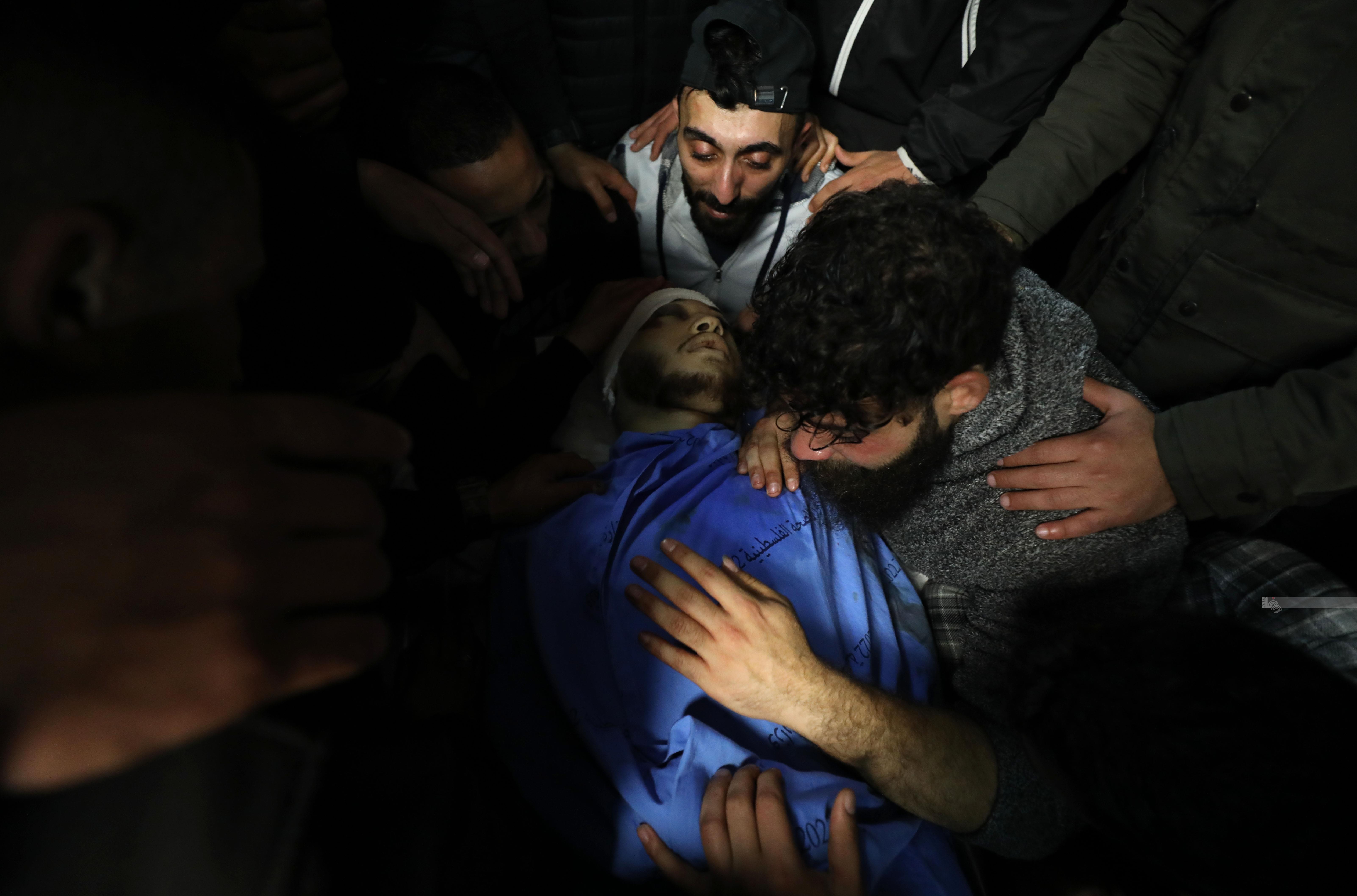  إلقاء نظرة الوداع على الشهيد أحمد أبو جنيد (21 عاما) في مستشفى رفيديا بنابلس (تصوير: أيمن النوباني/وفا)